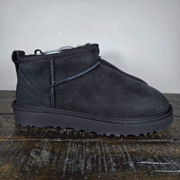 UGG Classic Ultra Mini Womens Size 5 Slip On Shoes Boots Pale Black Fur Lined